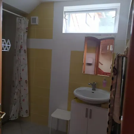 Slunce Nad Vinnym Sklepem 2*