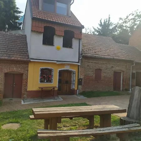 Slunce Nad Vinným Sklepem 2*