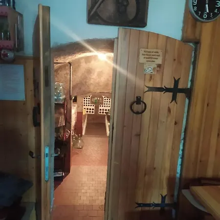 Slunce Nad Vinným Sklepem Moravská Nová Ves